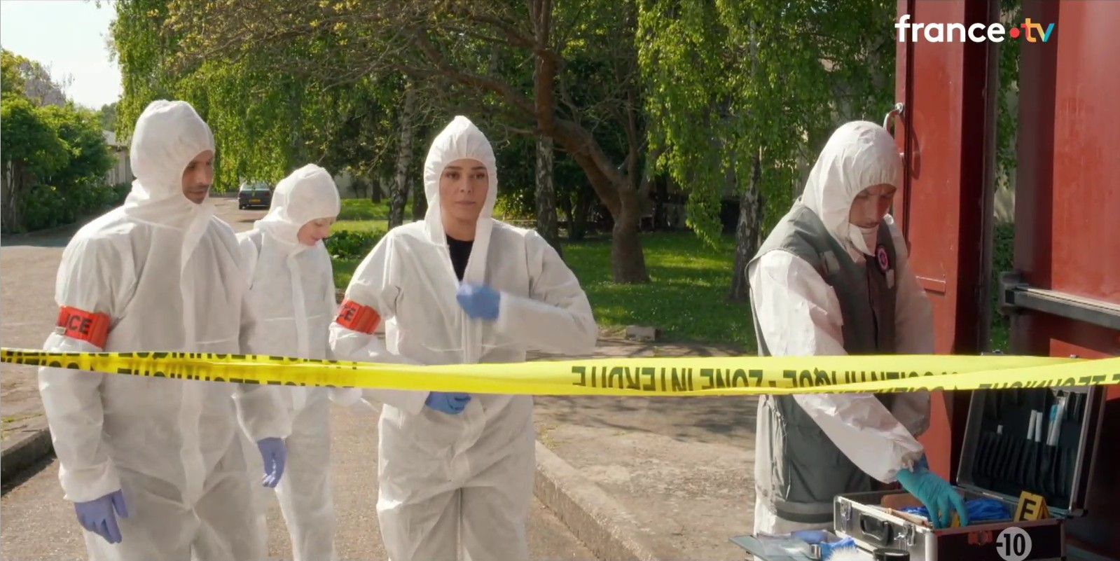 arrivée de la police sur la scène de crime, 