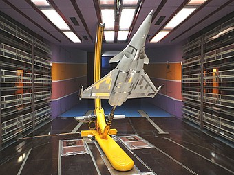 Montage banane dans la soufflerie S10: maquette de Rafale à l'échelle 1/7ème (Dassault Aviation) en configuration non lisse